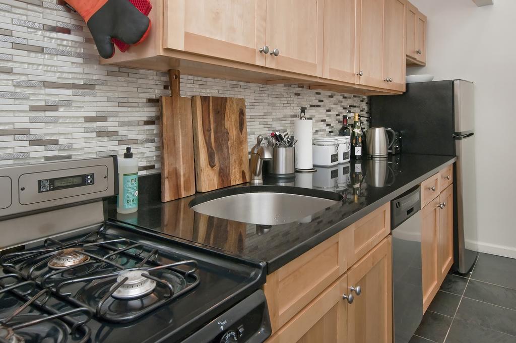 Luxury Apartments Next To Times Square Ню Йорк Стая снимка